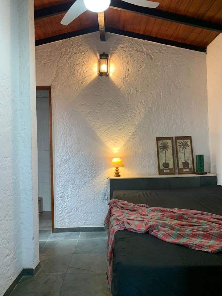 Spavaća soba 3: 1 bračni krevet.
Stropni ventilator.