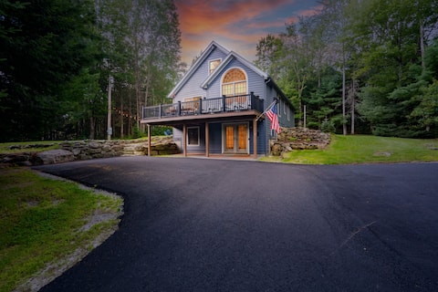Popular Airbnb listing: Cozy Mountain Escape | Hot Tub, Dogs OK in Bethel