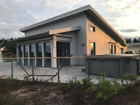 The house on the mountain by the sea