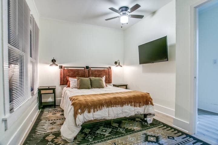 6 Bedrooms | 3 Miles to Downtown gallery image 5