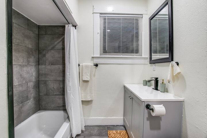 6 Bedrooms | 3 Miles to Downtown gallery image 4