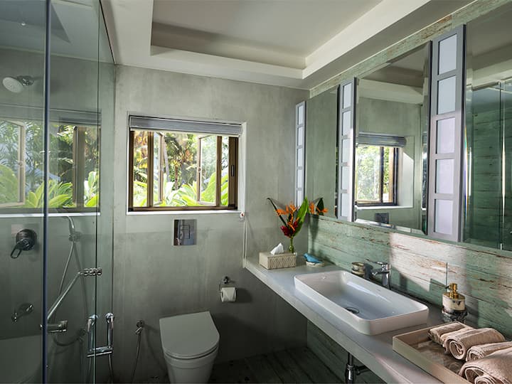 Full bathroom 1 image 1