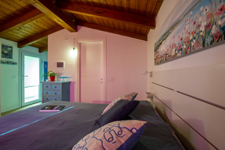 Výhľad na štúdio, priestor na spanie, vchod a prístupové dvere na WC.