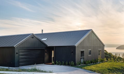 Tranquil Kinloch Hillside Escape