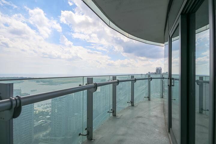 3 Bedroom CN Tower Waterfront Oasis gallery image 5