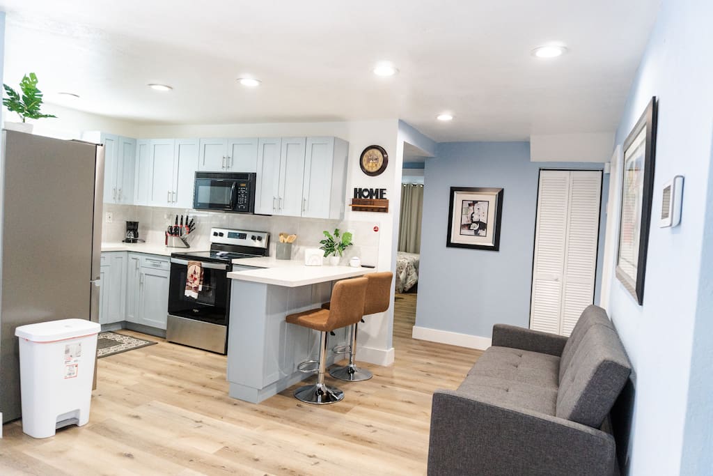 Airbnb Home 2 bd walk to Loan Depot Park / free parking