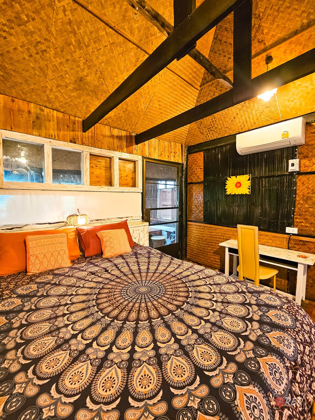 คุณสามารถนอนบนเตียงขนาดใหญ่ซึ่งรองรับได้ 2 คน ห้องพักมีเครื่องปรับอากาศแต่ถ้าคุณต้องการคุณสามารถเปิดหน้าต่างและใช้พัดลมหรือเพลิดเพลินกับลมธรรมชาติ