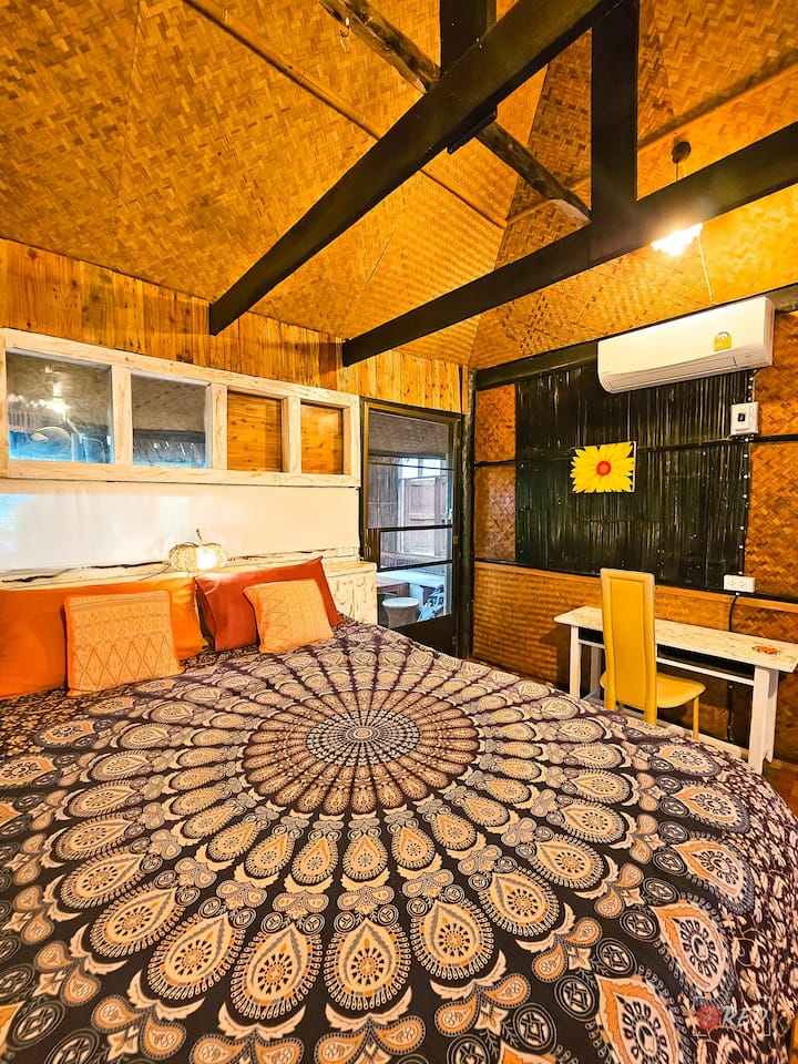 Možete spavati u velikom krevetu koji može primiti dvije osobe. Soba je klimatizirana, ali ako želite, možete otvoriti prozore i upotrijebiti ventilator ili uživati u prirodnom povjetarcu.