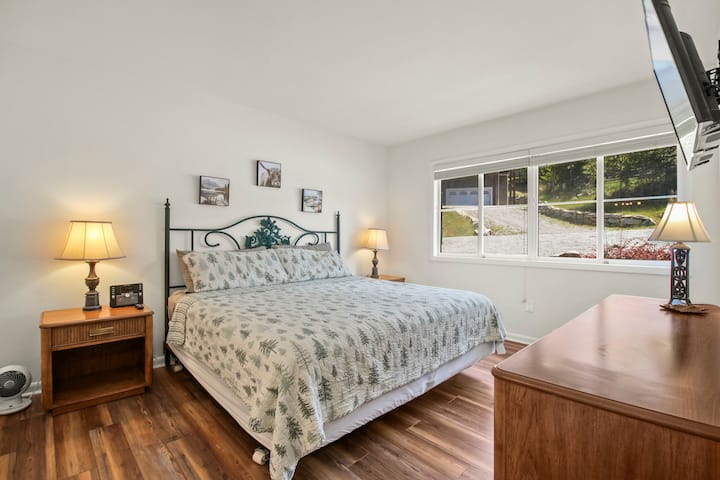 La nostra prima camera da letto si trova appena fuori dall'ingresso al piano principale e dispone di un grande letto king-size, un bagno interno con doccia/vasca, smart TV e tanto spazio per tutti i vestiti.