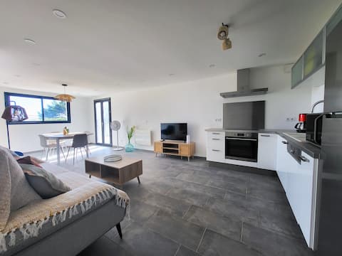 A/C Apartment w/ Private Garden & Nice View