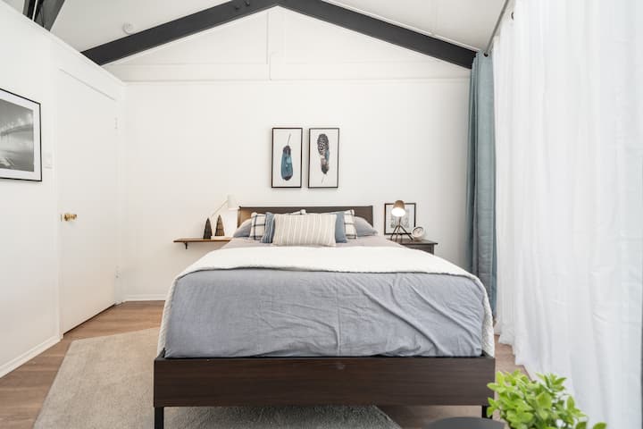 Dhomë gjumi minimaliste me një krevat dopio "queen" të rehatshëm, dizajn të pastër dhe shtroja të buta për netët çlodhëse