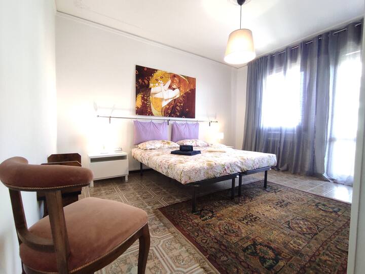 Questa è una delle tre stanze , questa è la versione della camera da letto matrimoniale. Chiamo questa stanza"klimdt"!