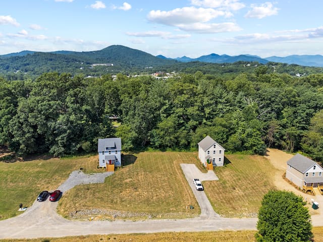 2 Houses! Sleeps 22! 10 Min to DTW Asheville