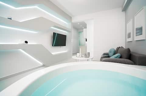 Popular Airbnb listing: Luxury Home With Hot Tub (No Bubbles) PIP066 in ΑΡΙΣΤΟΤΕΛΟΥΣ