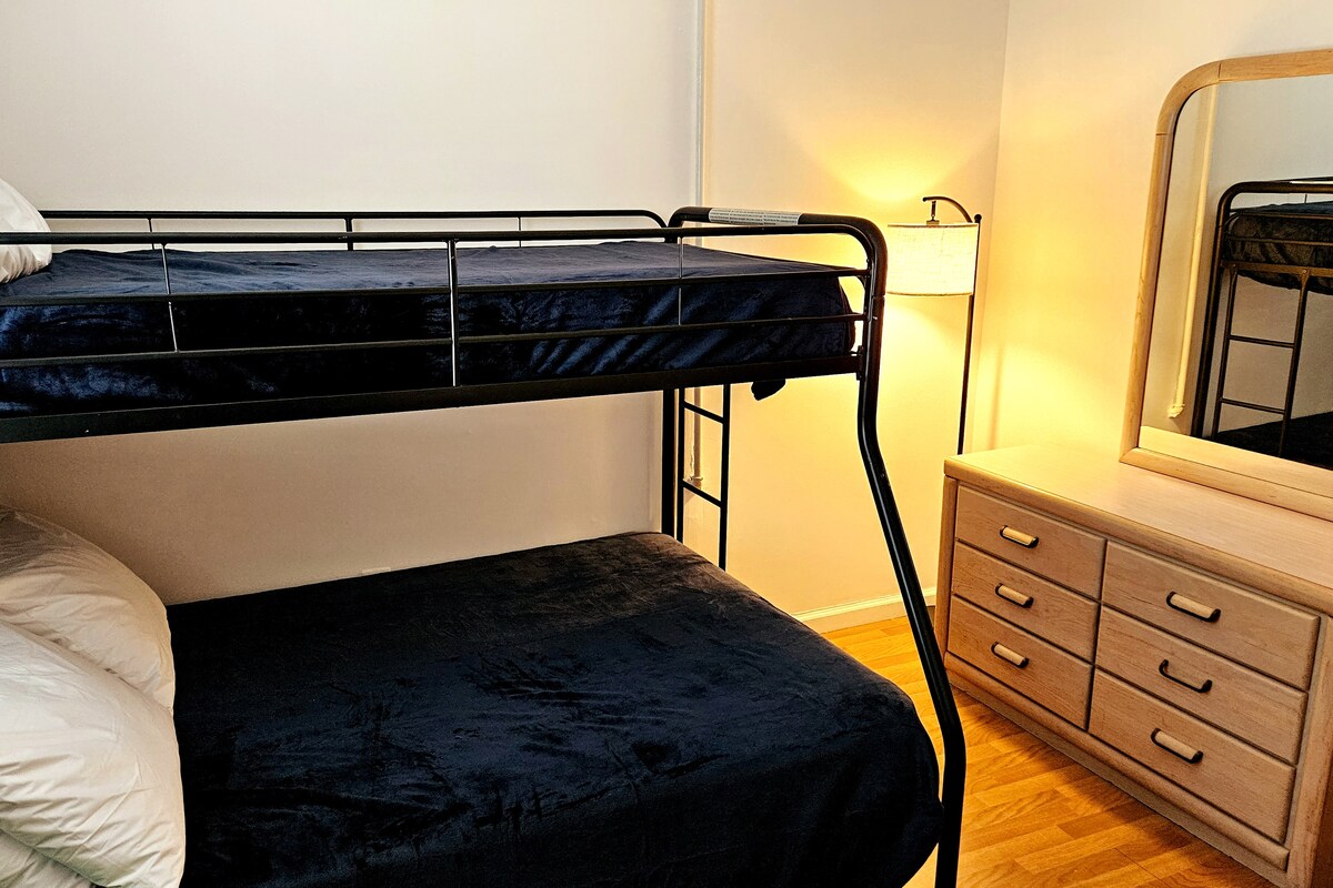 חדר שינה מס '2.
מזגן.
מיטת קומתיים. תחתון בגודל מלא עם 4 כריות, זוגיות למעלה עם 2 כריות.
טעינת טלפון, תביאו את הכבל שלכם.
