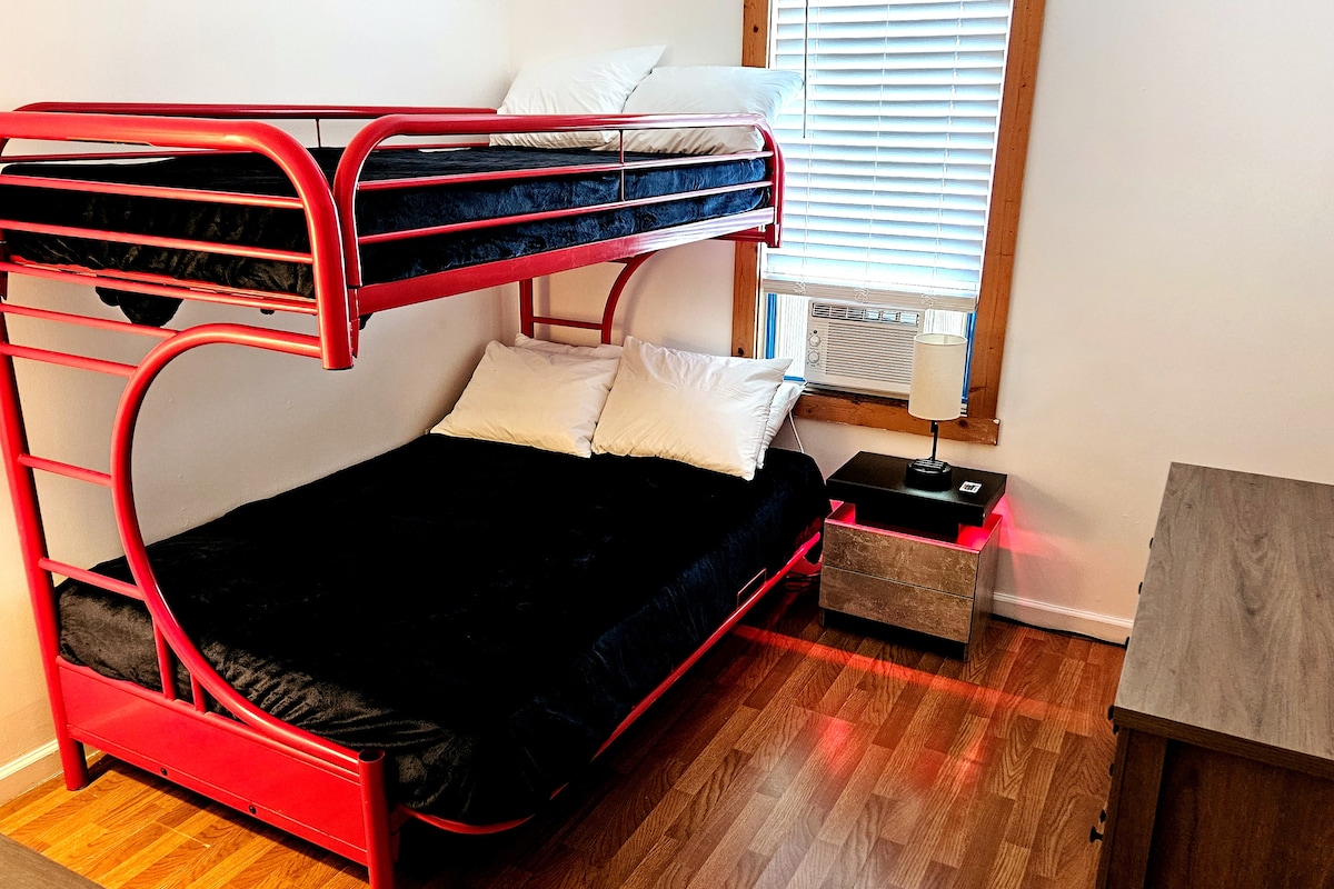 חדר שינה שלישי, מזגן.

יש הרבה תאורה.
טעינת טלפון, תביאו את הכבל שלכם.
מיטת קומתיים עם כריות בגודל מלא ו -4 מיטות בתחתית ותאומות עם 2 כריות למעלה.