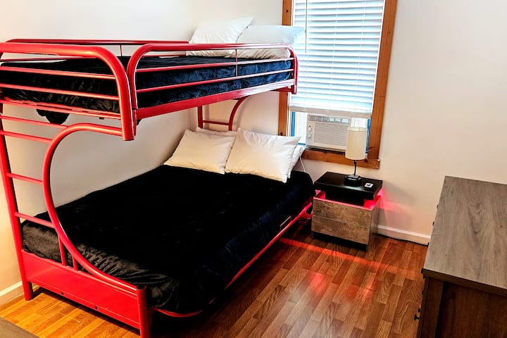 Трета спалня.
Климатик.
Изобилие от осветление.
Зареждане на телефона, донесете кабела си.
Двуетажно легло с пълен размер и 4 възглавници на дъното и две единични легла с 2 възглавници отгоре.