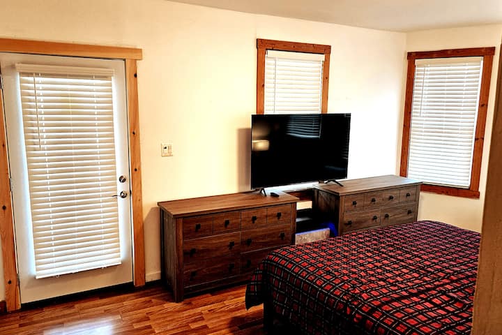 Основна спалня с двойно легло king size с 4 възглавници и 58 - инчов телевизор.
Изобилие от светлина,
входна врата.
Климатик.
Зареждане на телефона ви. Носете кабела си.
Дръжте вратата заключена по всяко време.