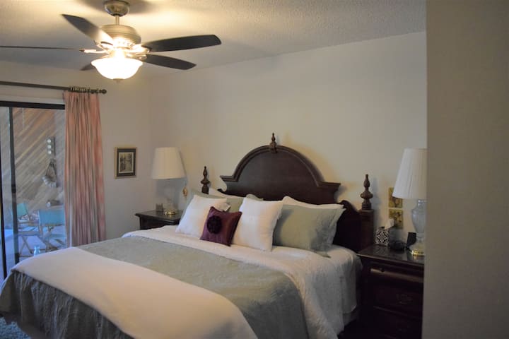 ห้องนอน 1 เตียงคิงไซส์พร้อมห้องน้ำในตัว