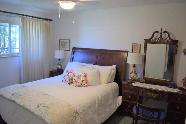 ห้องนอนที่ 3 เตียงควีนไซส์