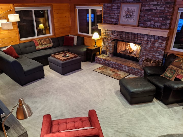 Gran espacio con muchos asientos para reunirse en la sala de estar