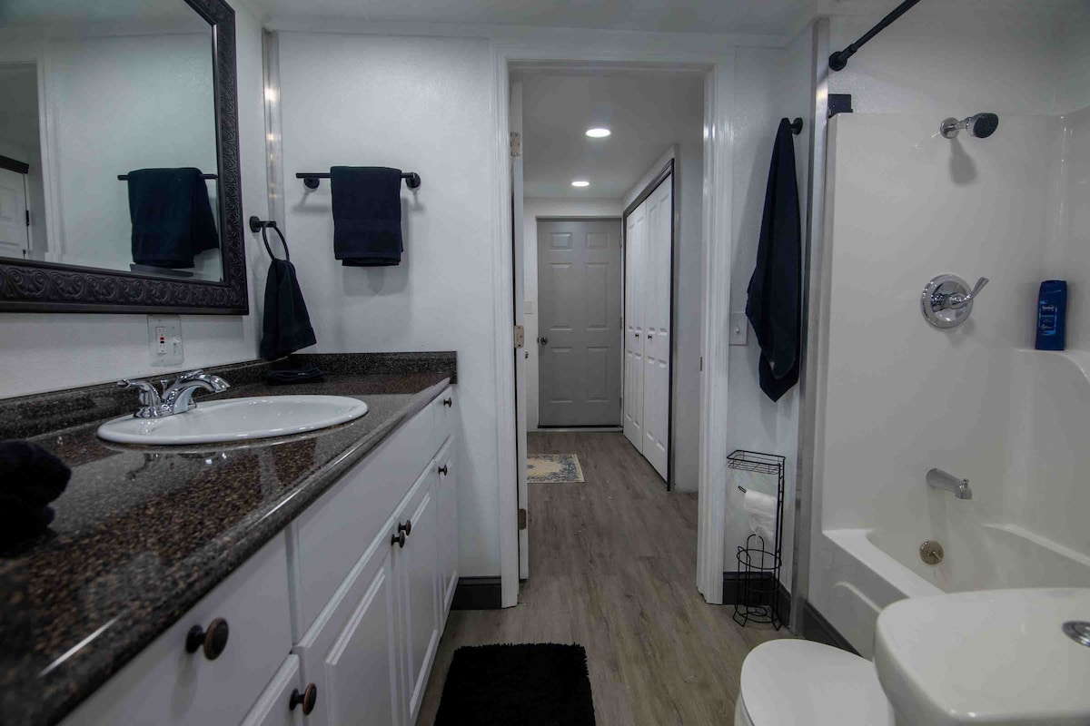 Awesome 2 bedroom, 2 bath, apt. – Photo 6