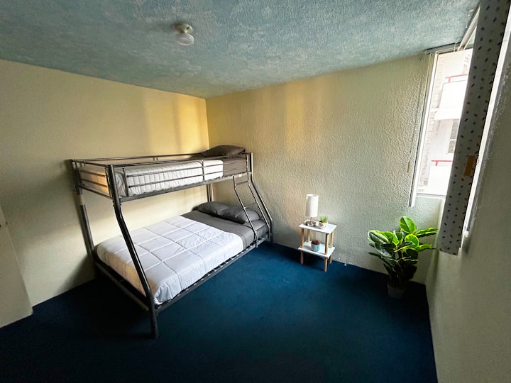 חדר השינה השלישי מרווח מאוד ויש בו מיטת קומותיים עם מיטה זוגית למעלה ומיטה מלאה בתחתית.