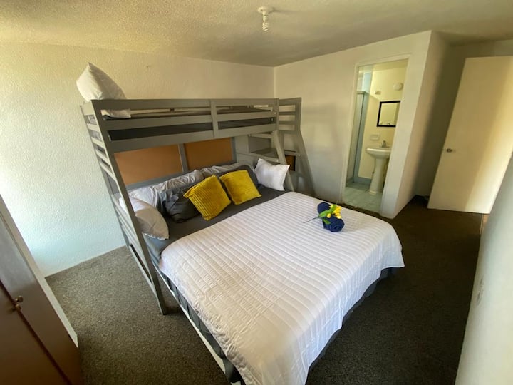 בחדר השינה הראשי השני יש מיטת קינג סייז גדולה שתוכלו ליהנות ממנה בזכות הנוחות והמרחב הנהדרות שלו. יש בו גם מיטת קומתיים אחת למעלה, חדר רחצה פרטי לחלוטין וארון גדול לאחסון החפצים שלכם.