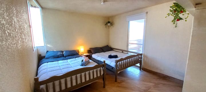 בחדר השינה השני יש שתי מיטות מלאות, חלונות גדולים ומוארים וארון גדול לאחסון החפצים שלכם.