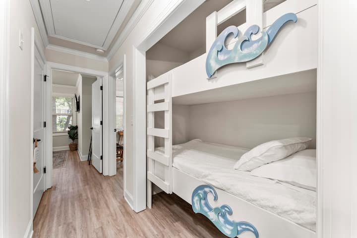 Lit double superposé double situé dans le couloir parfait pour les enfants juste en face de la salle de bain du couloir !