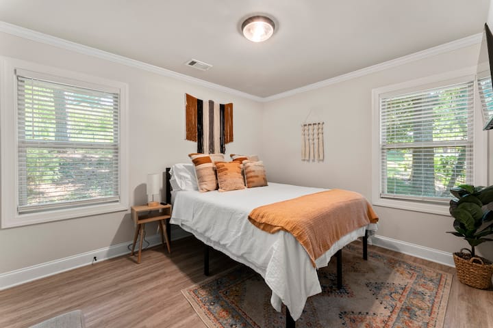 Lit queen size avec rideaux occultants et télévision connectée 43pouces !