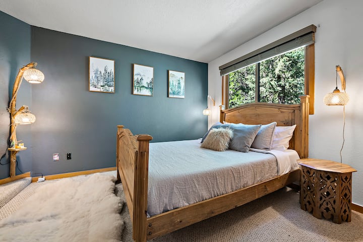 Slaapkamer 2: Queensize bed met uitzicht