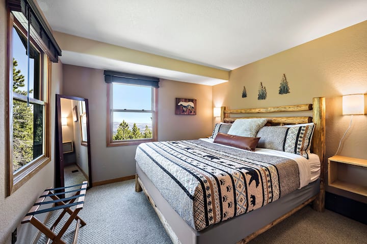 Slaapkamer 1: kingsize bed met uitzicht