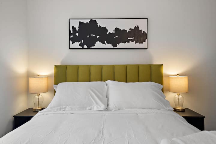 Duerme profundamente en un dormitorio sereno con una cama tamaño queen, sábanas de primera calidad e iluminación suave. Despiértate renovado y listo para explorar las calles históricas y las encantadoras cafeterías del Viejo Montreal, a solo unos pasos de tu puerta.