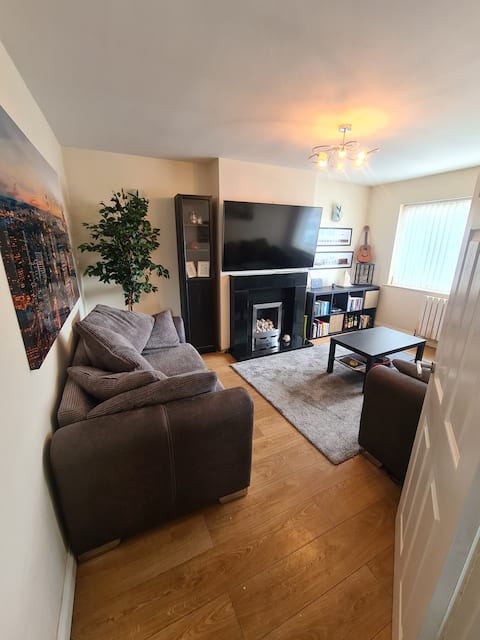 Stylish family home with free parking. Nr Bristol