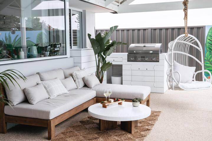 Stunning Outdoor Oasis Close to the Beach gallery image 4