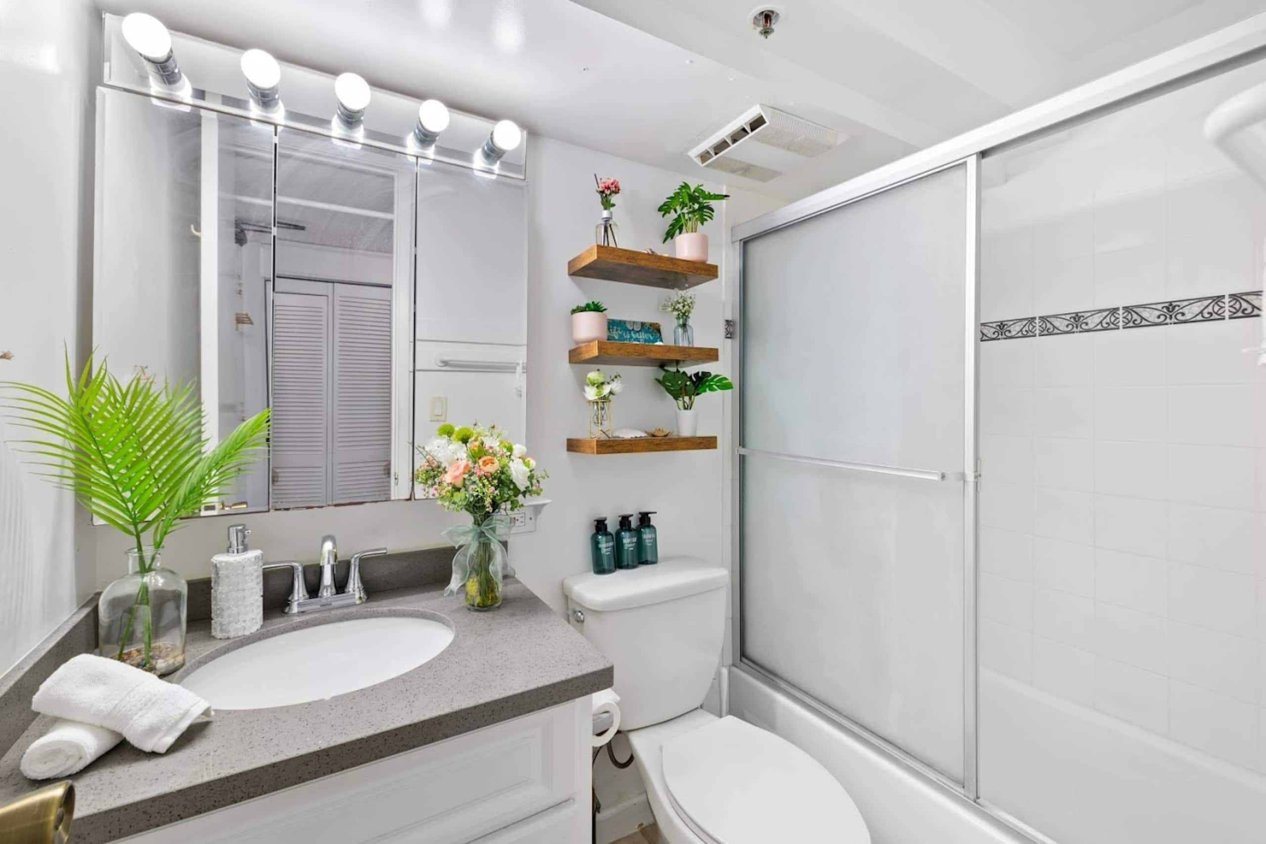 15thFlr Aesthetic Lovely & Bright Cozy Studio - Image 13