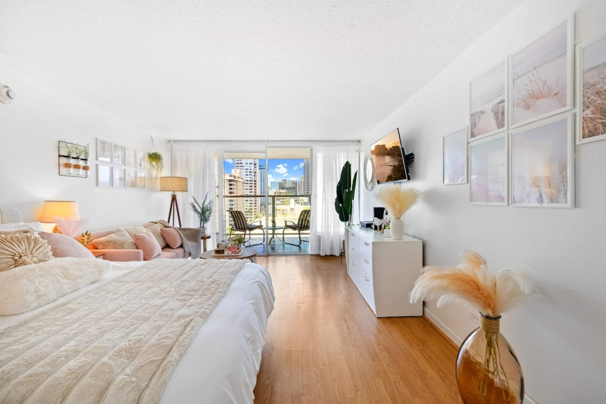 15thFlr Aesthetic Lovely & Bright Cozy Studio - Image 11
