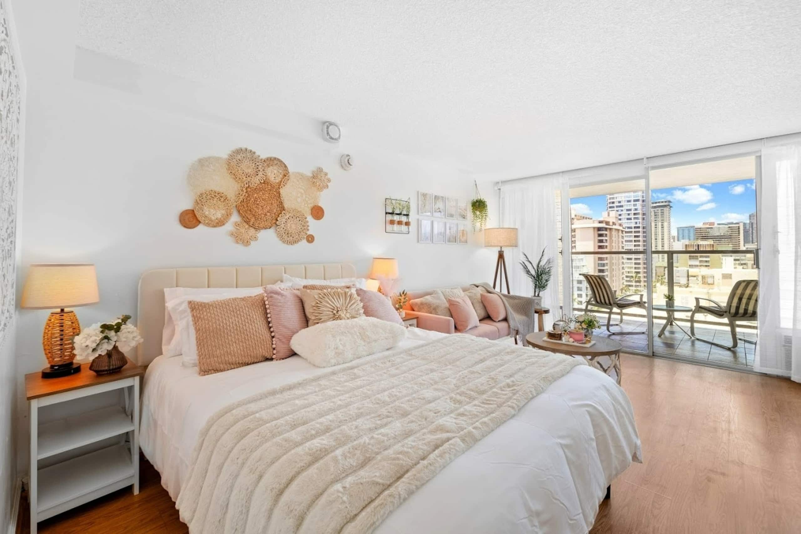 15thFlr Aesthetic Lovely & Bright Cozy Studio - Image 1
