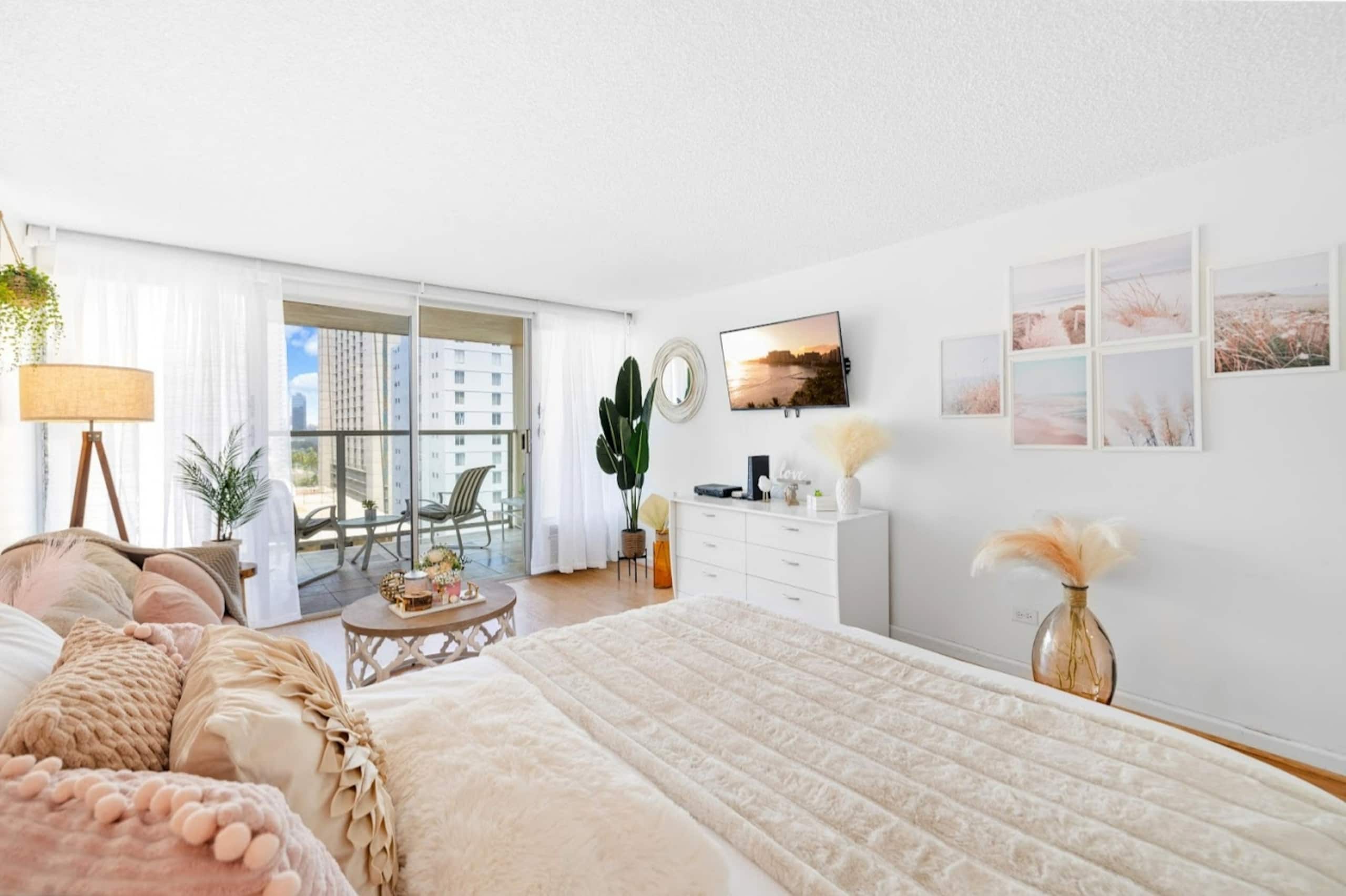 15thFlr Aesthetic Lovely & Bright Cozy Studio - Image 12