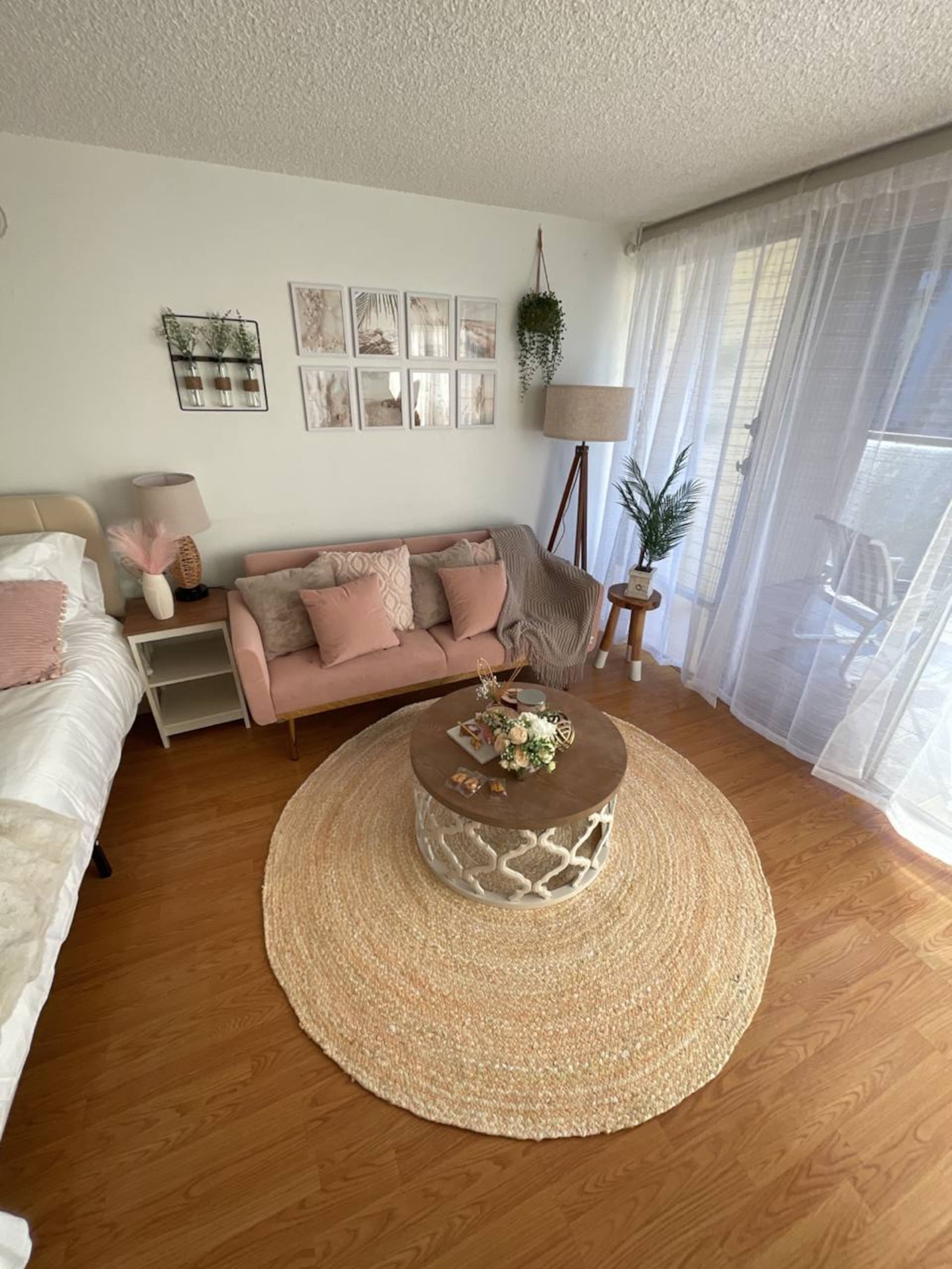 15thFlr Aesthetic Lovely & Bright Cozy Studio - Image 3