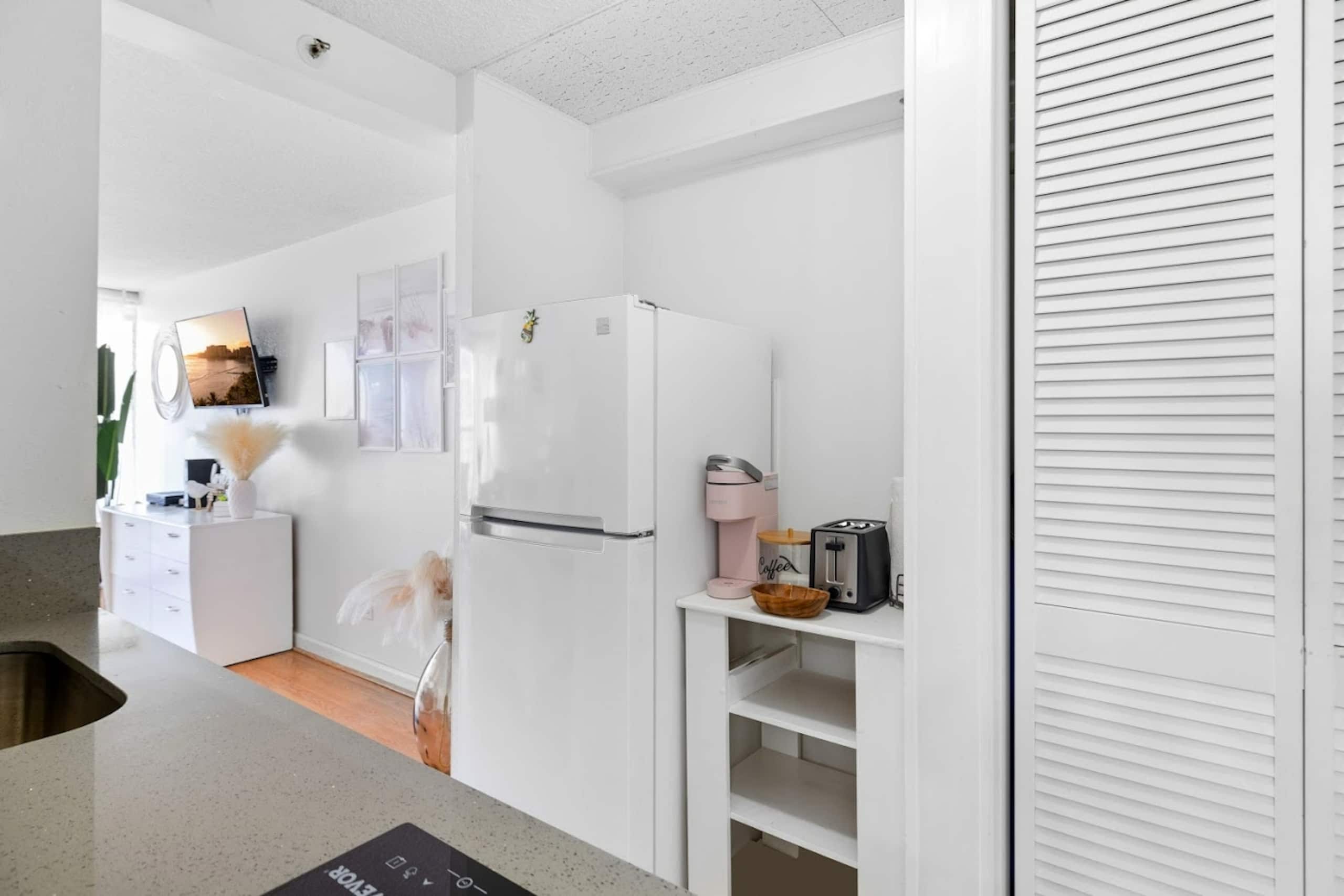 15thFlr Aesthetic Lovely & Bright Cozy Studio - Image 5