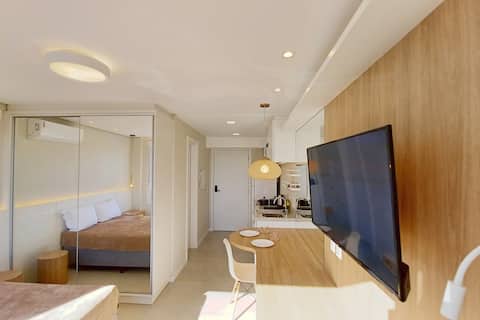 Imóvel de sucesso: Pool | Rooftop | SmartTV | PUC 4 min | Parking em Partenon