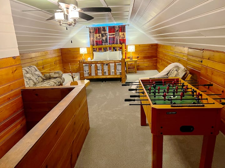 Urban Cabin Retreat| Near Msp/moa | Photo Op Wall - Bloomington, MN