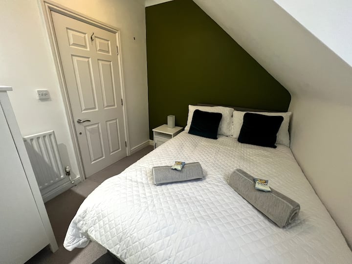 El dormitorio 3 ofrece una experiencia cómoda y hogareña lejos de casa donde puedes sumergirte fácilmente en un sueño relajante. Cuenta con una cama tamaño king, ropa de cama limpia y toallas, perfectas para una estancia acogedora.