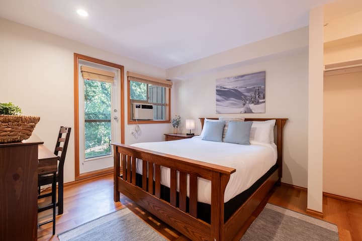 Dormitorio principal: cama tamaño queen