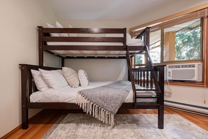 Segundo dormitorio: litera individual sobre litera doble.