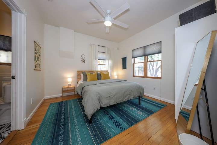 Chambre 1, lit Queen Size, 2 placards, accès à la salle de bain