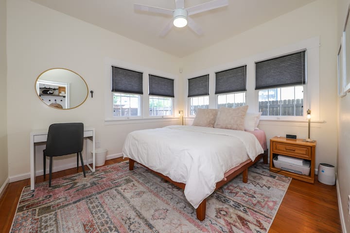 Chambre 2. Comprend un lit queen size, une vasque /un poste de travail supplémentaire et 1 placard