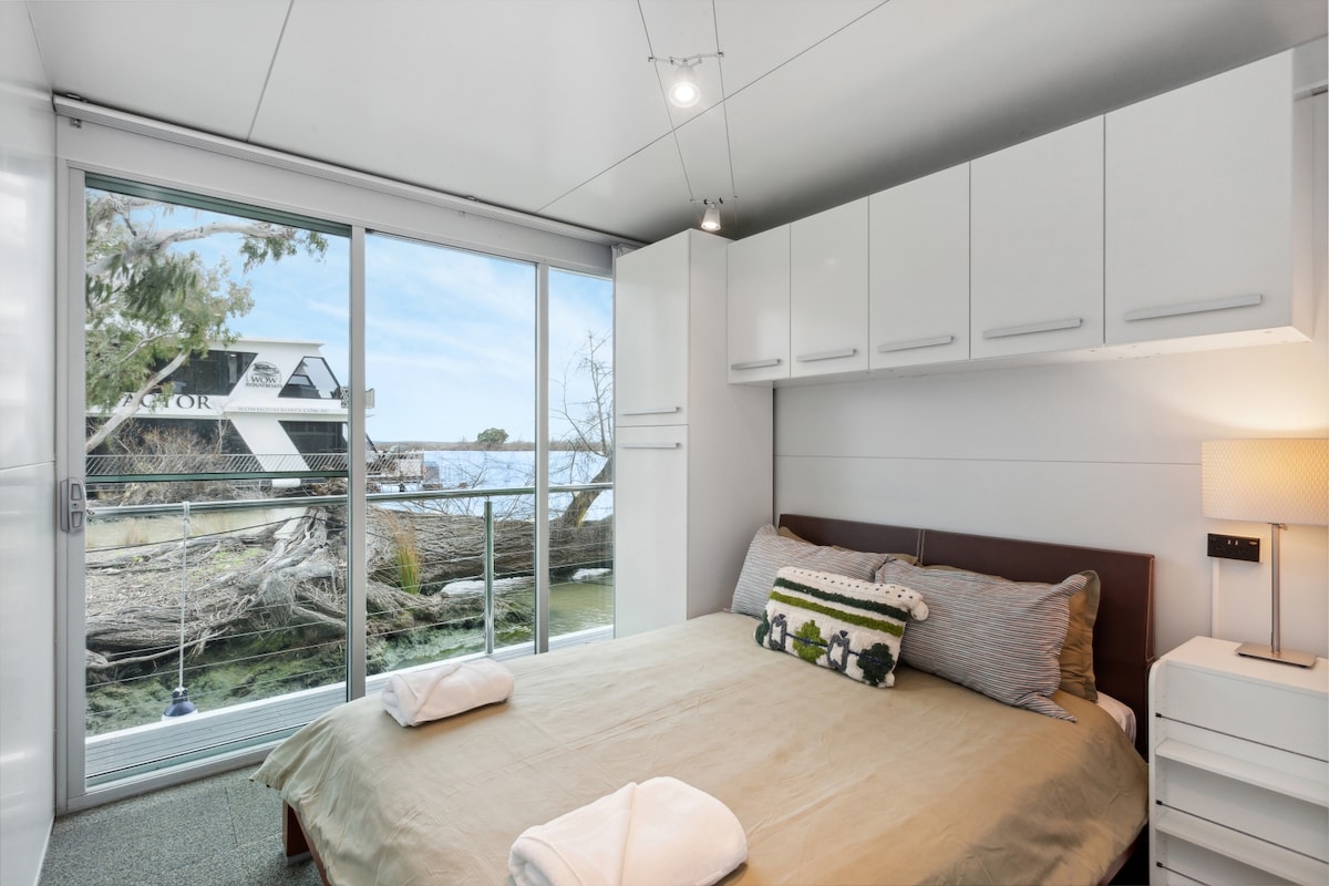 Two more queensize bedrooms with built ins